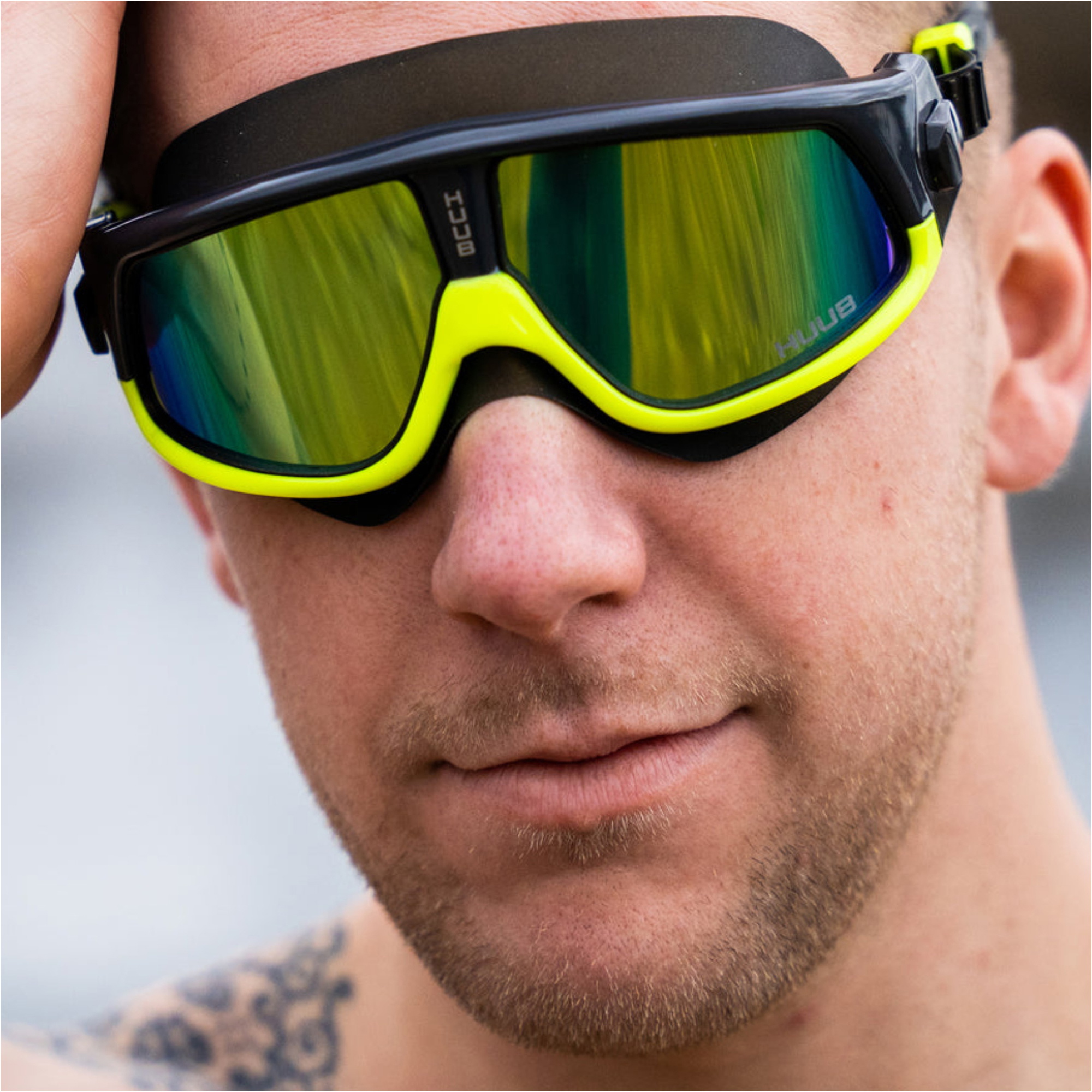 2026 HUUB Ryft Maske A2-RYFTBY - Met Schwarz / Fluo Gelb - Polarisiert Dk Smoke Gold Mir